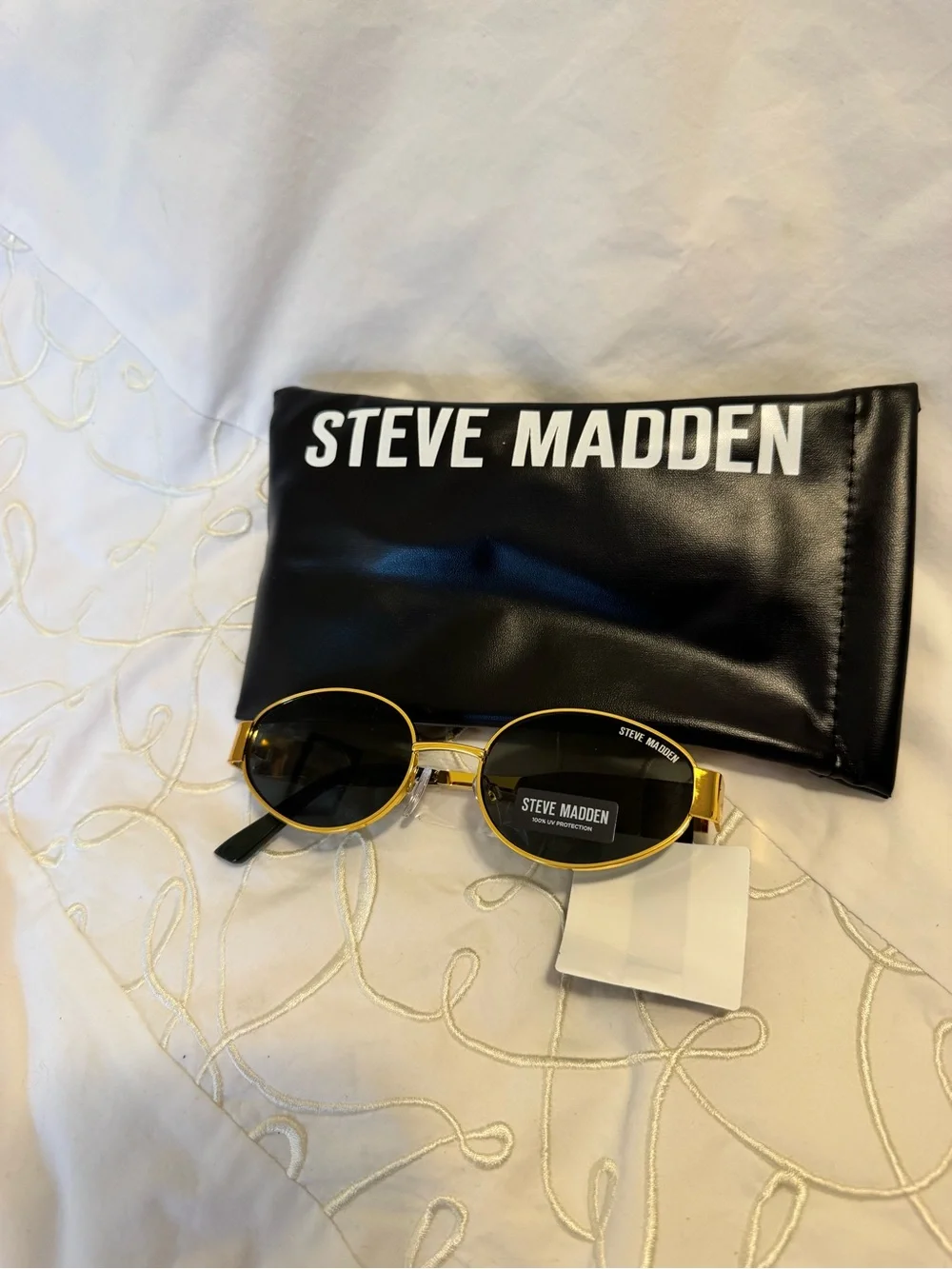 Steve Madden Mystie Oval Sunglasses Gold Frame Green Black Lens Women’s w/ Case